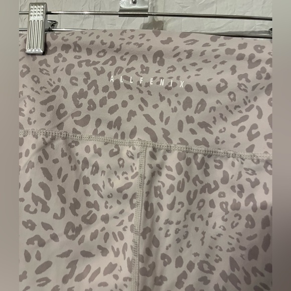 All Fenix Leggings Light Gray Stone
Cheetah Print 7/8 Compression Legging 🌵xs - Picture 5 of 9